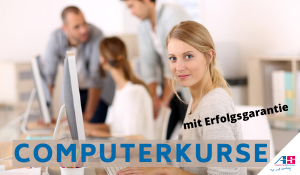 Frau vor Computer, freut sich, glücklich über Computerkurs