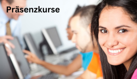 Computerkurse in Präsenz bei AS Computertraining in München | auf dem Bild, eine Frau lächelt, dunkle Haare, in einem Computerschulungsraum